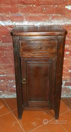 un comodino o mobiletto antico in legno