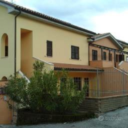 Esclusivo bilocale con giardino e vista sibillini