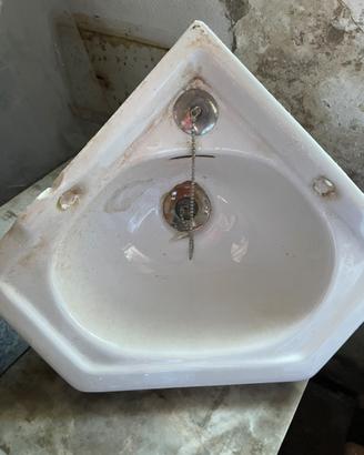 Piccollo lavamani ad angolo
