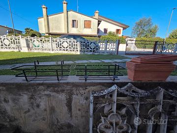 5 portafiori  in ferro con vasi in plastica