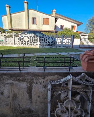 5 portafiori  in ferro con vasi in plastica