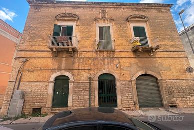 Luminoso appartamento con locale a Bisceglie