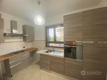 Cucina con elettrodomestici usata