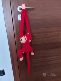Peluche scimmia con lo strappo e interruttore