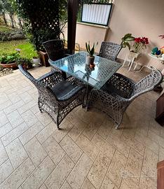 Tavolo con ripiano in vetro e 4 sedie