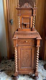 Comodino d'epoca in legno verniciato