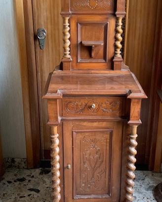 Comodino d'epoca in legno verniciato