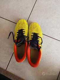 due paia di scarpe da calcio 