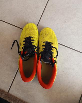 due paia di scarpe da calcio 