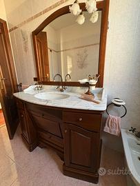 Mobile bagno con piano in marmo e specchio