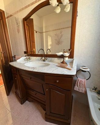 Mobile bagno con piano in marmo e specchio