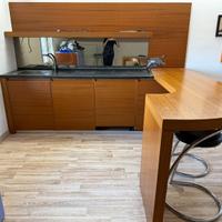 Bancone bar/penisola cucina in legno con sgabelli