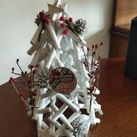 Albero di Natale in legno bianco con decorazioni