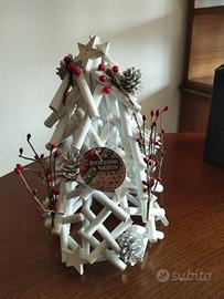 Albero di Natale in legno bianco con decorazioni