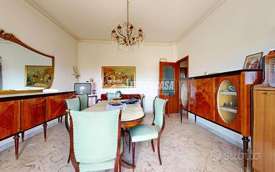 Comodo trivani, con cantina e posto auto.