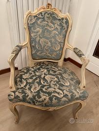 3 poltrone classiche in legno intagliato