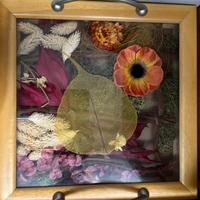 Vassoio decorativo con fiori tra i vetri
