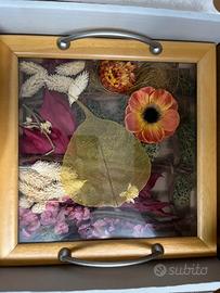 Vassoio decorativo con fiori tra i vetri