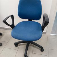Sedie ufficio blu con braccioli