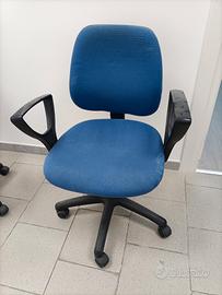 Sedie ufficio blu con braccioli
