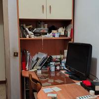 Mobile scrivania con porta PC e scaffali