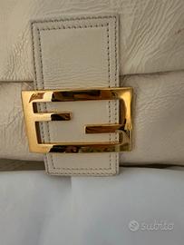 Fendi baguette grande bianca in vernice