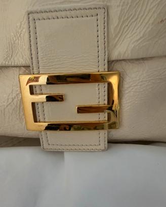 Fendi baguette grande bianca in vernice