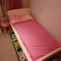 Letto in legno rosa per bambina lettino