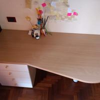 Scrivania con cassettiera