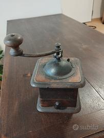 macinacaffé manuale vintage in legno e metallo