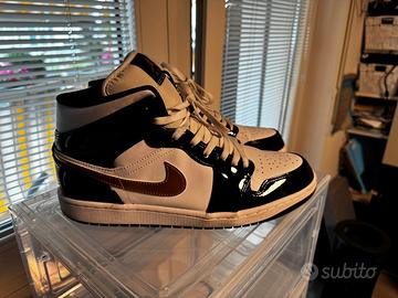 Jordan 1 Mid nero lucido bianco oro