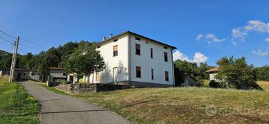 Villa di 300 m² con più di 5 locali e box auto dop