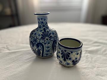 bottiglia e bicchiere in ceramica decorata