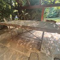 Tavolo in pietra e ferro battuto