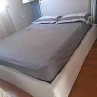 Letto matrimoniale con testiera e contenitore