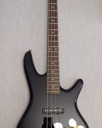 Basso Ibanez soundgear con amplificatore
