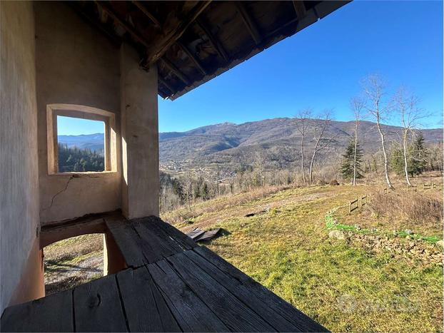 Casale con terreno e sorgente d'acqua privata.