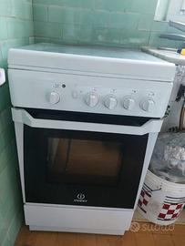 Cucina a gas Indesit 4 fuochi con forno a gas e gr