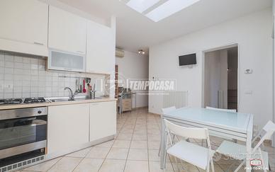 APPARTAMENTO IN CENTRO STORICO CON 2 BAGNI E TERRA