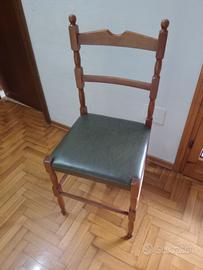 Sedie robuste con schienale alto .