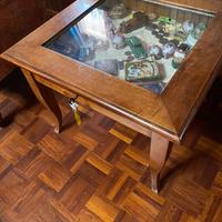 Tavolino con vetro apribile