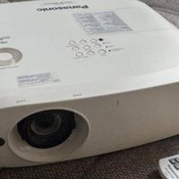 Proiettore Panasonic 5000 lumen per eventi lens sh