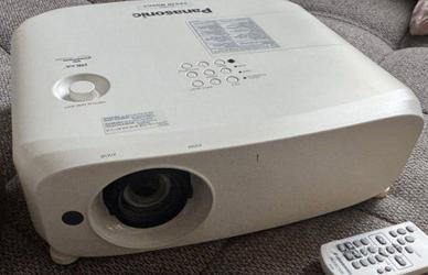 Proiettore Panasonic 5000 lumen per eventi lens sh