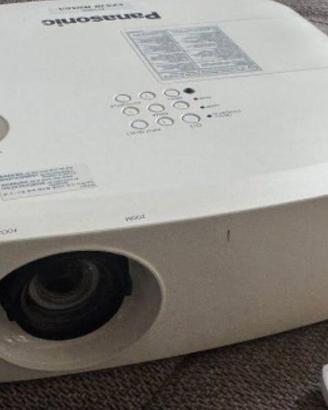 Proiettore Panasonic 5000 lumen per eventi lens sh