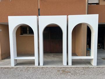 Scaffali decorativi ad arco