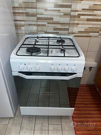 Cucina a gas con forno elettrico indesit