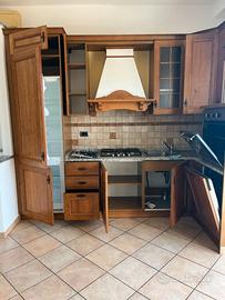 Cucina ad angolo in legno con elettrodomestici