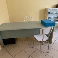 Scrivania grigia studio medico o ufficio