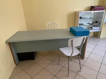 Scrivania grigia studio medico o ufficio