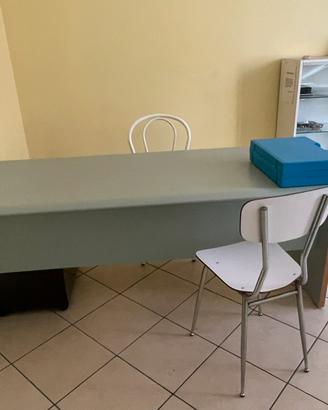 Scrivania grigia studio medico o ufficio